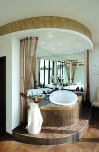 豪彻沃德沃费勒酒店的一间浴室