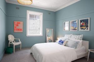 悉尼Modern Muse, Bellevue Hill的蓝色卧室,配有床和椅子