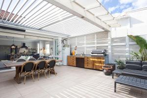悉尼Modern Muse, Bellevue Hill的一个带桌椅的庭院和一间厨房