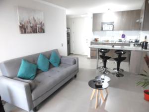 安托法加斯塔hermoso departamento con vista al mar的带沙发的客厅和厨房