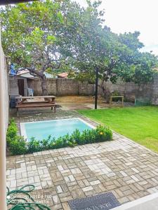 巴纳伊巴Casa PHB的庭院里的小型游泳池,带长凳