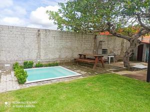 巴纳伊巴Casa PHB的野餐桌和庭院内的游泳池