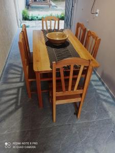 巴纳伊巴Casa PHB的一张带椅子的木桌和一个碗