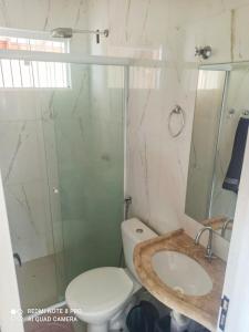 巴纳伊巴Casa PHB的浴室配有卫生间、盥洗盆和淋浴。