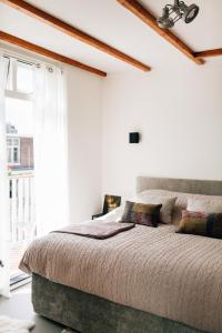 阿姆斯特丹博维恩精品住宿加早餐旅馆的一间卧室设有一张大床和一个窗户。