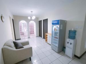危地马拉Urban Home的带沙发和冰箱的客厅