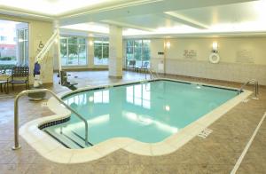 弗雷德里克弗雷德里克希尔顿花园酒店的医院里的一个大型游泳池