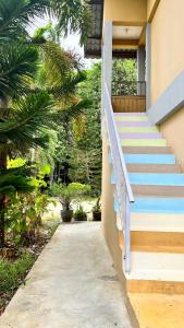 话毛生普莱乡间别墅度假酒店的通往带蓝色台阶的房屋的楼梯