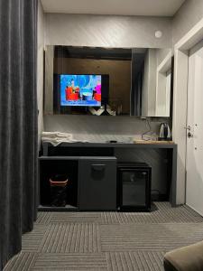 伊斯坦布尔Royal Suit Premium的客厅设有壁挂式平面电视。