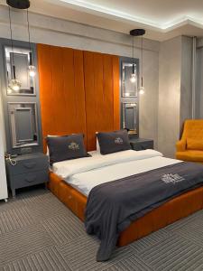 伊斯坦布尔Royal Suit Premium的一间卧室配有一张大床和木制床头板