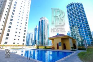 迪拜Rb Hostel Jbr的一座高楼前设有游泳池的酒店
