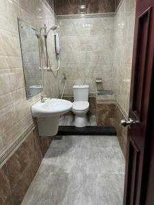 芹苴Hang Chau Hotel的一间带卫生间和水槽的浴室