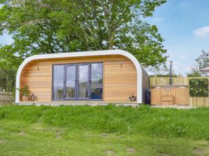 StraitonFreedom Fields - Bluebell的一座带弧形屋顶的小房子