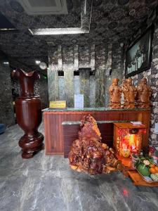 芹苴Hang Chau Hotel的一间有雕像的柜台的房间