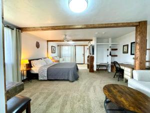 阿赫瓦尼Sierra Mountain Lodge - Vacation Rentals - Yosemite的一间卧室设有一张床和一间客厅。