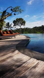 德格拉朗GK Bali Resort的一条木道,靠近水体