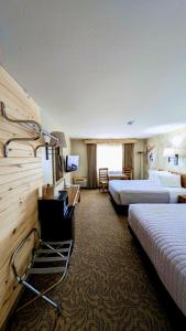 萨利达Browns Canyon Inn的酒店客房设有两张床和电视。