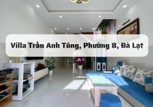 大叻Hệ Thống Villa Đà Lạt的客厅里设有蓝色沙发