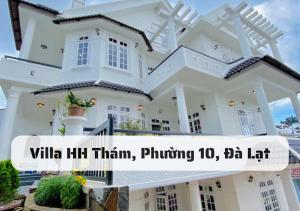 大叻Hệ Thống Villa Đà Lạt的白色房子,有标题别墅,有顶棚