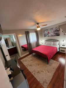 迈阿密Bella Stanza的一间卧室配有红色的床和镜子