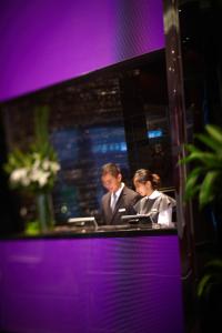 香港香港观塘帝盛酒店的坐在桌子上的男女穿着西装