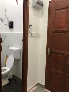 瓜拉丁加奴Tiny House Idaman Kuala Terengganu with Private House的一间带卫生间和木门的浴室