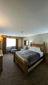 萨利达Browns Canyon Inn的一间带大床的卧室和一间客厅