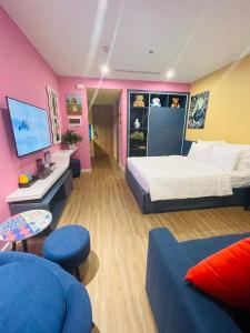 Nam KhêFlamingo Ibiza Hải Tiến - IB527的一间卧室配有一张床、一张沙发和一张桌子