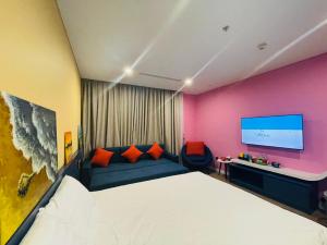 Nam KhêFlamingo Ibiza Hải Tiến - IB527的配有一张床和一台平面电视的酒店客房