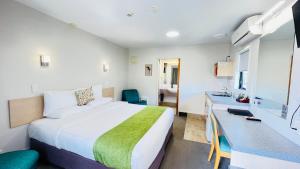 旺阿雷旺加雷贝拉维斯特汽车旅馆的酒店客房设有一张大床和一张书桌。