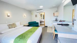 旺阿雷旺加雷贝拉维斯特汽车旅馆的酒店客房设有一张大床和一个厨房。