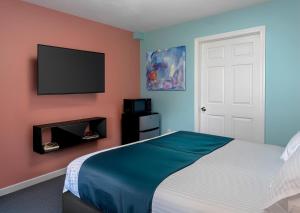 South Hadley格兰比汽车旅馆的一间卧室配有一张床和一台平面电视