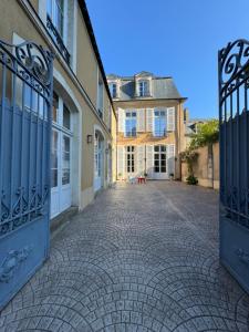 勒芒Le Henri IV的一条鹅卵石街道,有两个入口通往房子