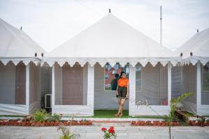 NavgamThe Royal Heritage Tent Resort- Statue of Unity的站在白色帐篷中间的女人