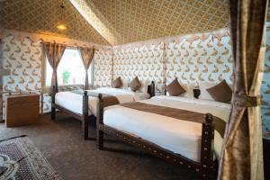 NavgamThe Royal Heritage Tent Resort- Statue of Unity的一间卧室,配有两张床
