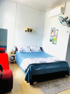 Cao LãnhMOCA MOTEL的一间卧室配有一张床和一张红色椅子