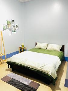 Cao LãnhMOCA MOTEL的一间卧室配有一张带绿色棉被的床