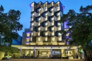 雅加达雅加达瓦希德哈西姆智选假日酒店的夜间酒店建筑的 ⁇ 染