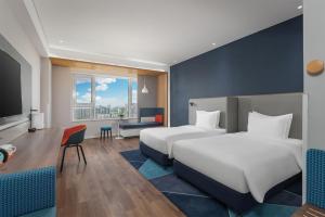 银川银川中心智选假日酒店的酒店客房配有两张床和一张书桌