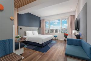 银川银川中心智选假日酒店的配有一张床和一张书桌的酒店客房