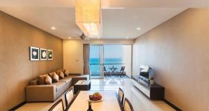 芽庄Central Nha Trang Apartment的带沙发的客厅,享有海景