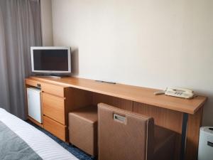 仓敷仓敷船舶酒店的客房设有书桌、电视和电话