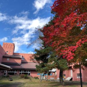 长野Asoviva Nagano Park的前面有红树的建筑