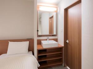 都城市船舶都城酒店的一间带水槽和床的小浴室