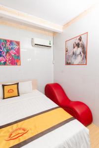 芹苴Motel Hoài An的一间卧室配有一张床和一张红色椅子