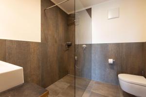 蒂鲁罗普拉提霍夫公寓的带淋浴和卫生间的浴室