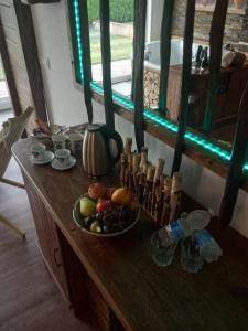 ZavrčHaloze ForMe的一张桌子上放着一碗水果