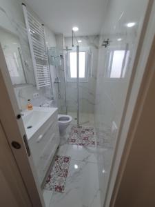 艾姆布里亚布拉瓦Mar & Sol Spain的带淋浴和卫生间的白色浴室