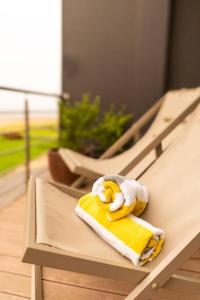 LangstrandDeja Blue Beachfront Villa的黄毛巾和坐在长凳上的动物塞满了东西