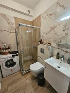 斯卡拉拉乔伊Sol Greco Apartment的带淋浴、卫生间和盥洗盆的浴室
